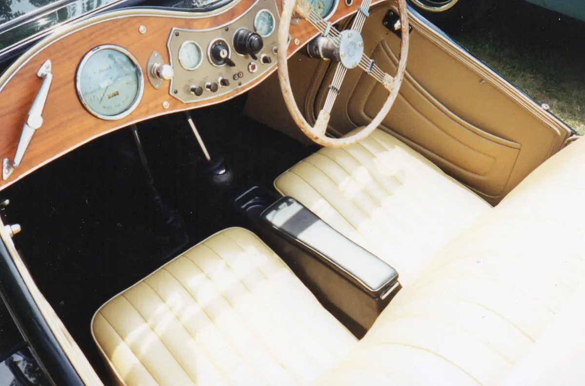 Mg Tc Center Console With Padded Leather Armrest 1