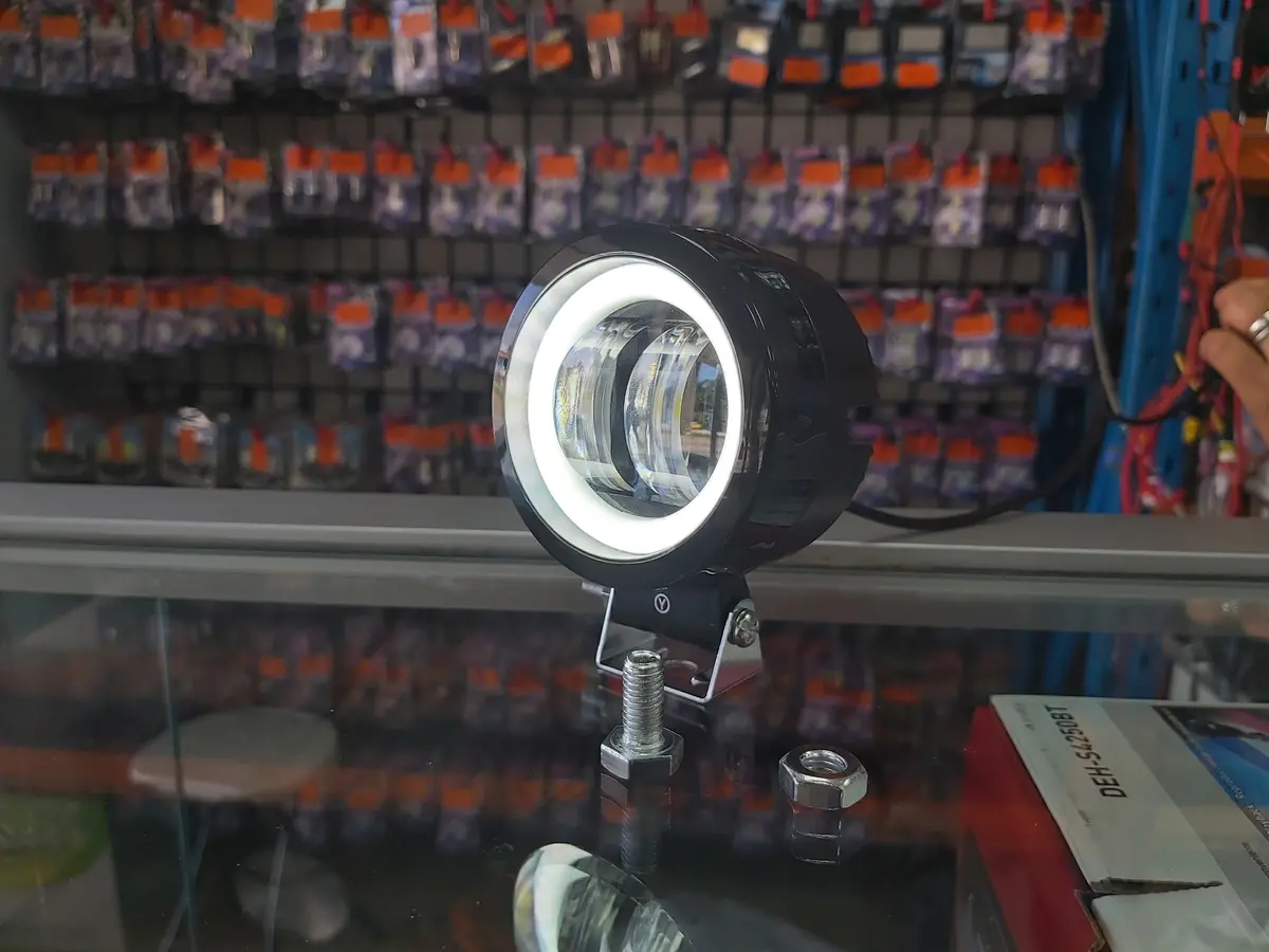 Working Led Blanca Borde Ambar Cuadrado 2
